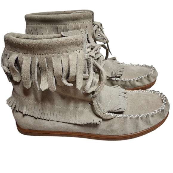 Softmoc grey moccasin fringe booties. - Picture 7 of 17